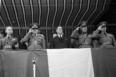 Manuel Ávila Camacho con militares en evento político