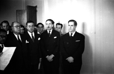 Manuel Ávila Camacho acompañado de funcionarios en el hospital Maximino Ávila Camacho