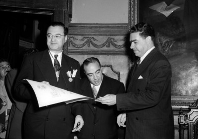 Antonio Carrillo y otros funcionarios leyendo un documento en Palacio Nacional