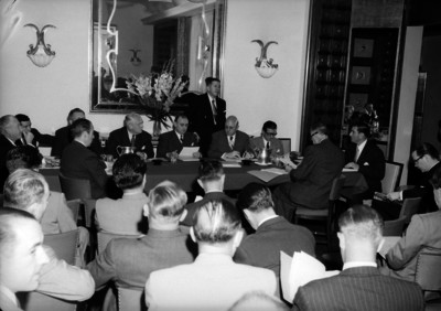 Antonio Martínez Baez y funcionarios durante una reunión