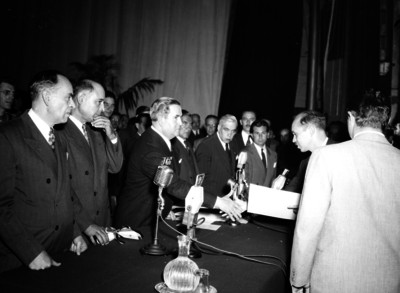 Presidente Manuel Ávila Camacho entrega reconocimiento a un hombre durante la ceremonia del 2° aniversario de alfabetización