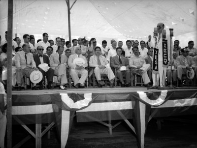 Miguel Alemán Valdés y comitiva escuchan el discurso de un funcionario