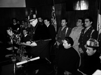 Luis Garrido, rector de la UNAM, pronuncia un discurso al nombrar a Miguel Alemán Dr. Honoris Causa