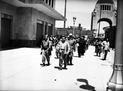 Hombres trasladando paquetes electorales