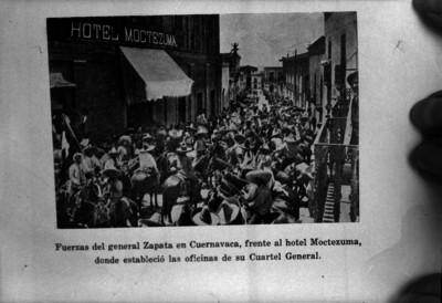 Tropas zapatistas pasan por las calles de Cuernavaca