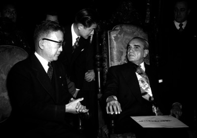 Adolfo Ruiz Cortines conversando con un embajador de Japón