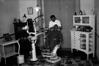 Dentista atiende a paciente en un consultorio