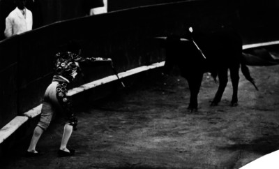 Torero poniendo banderillas durante una corrida