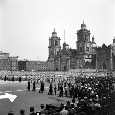Ceremonia de jura de bandera de los conscriptos de la clase 1942 en la plaza de la Constitución