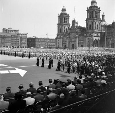 Adolfo López Mateos y comitiva presidiendo la ceremonia de jura de bandera de los conscriptos de la clase 1942 en el zócalo de la cd. de México