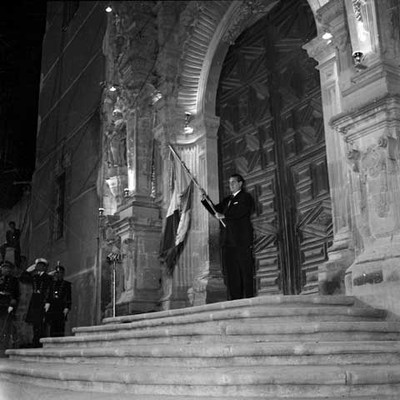 Adolfo López Mateos ondeando la bandera en la ceremonia del grito en Dolores Hidago