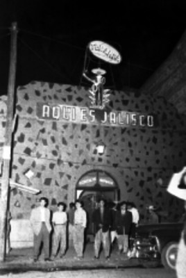 Hombres afuera del cabaret Aquiles Jalisco