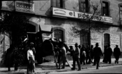 Camioneta levantada con vigas, frente al edificio de El Popular