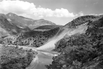Río entre la Sierra Madre Oriental, paisaje