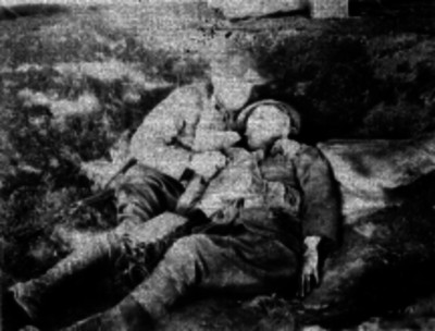 Actores durante al escena de una pelicula de guerra