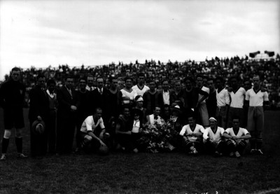 Equipo América y quipo contrincante en el campo Asturias, retrato de grupo