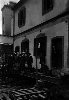 Personas durante el translado de una casa