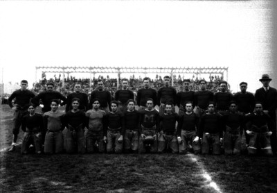 Equipo de futbol americano en el campo de juego, retrato de grupo
