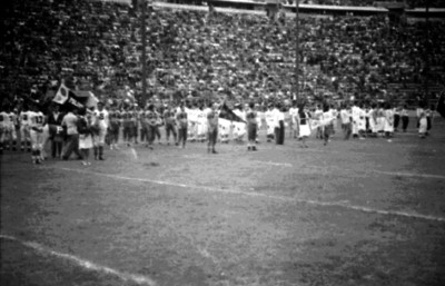 Deportistas durante la inauguración de evento de futbol americano