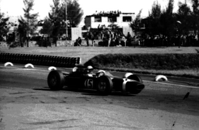 Piloto en plena competencia en el autodromo