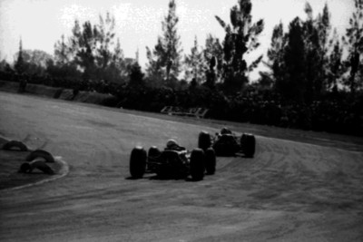 Automoviles toman una curva durante una competencia