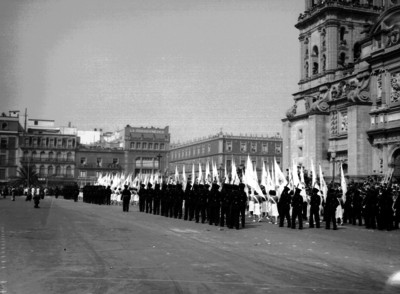 Cadetes con banderas desfilan frente a la catedral