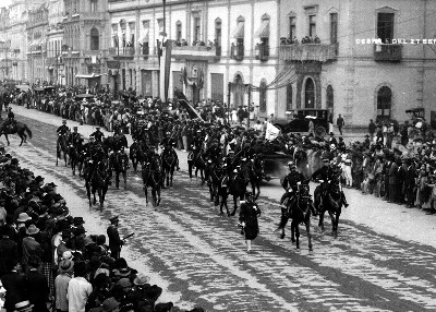 Militares a caballo durante desfile