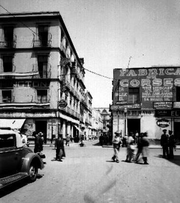 Edificios comerciales y gente transita en la calle de Palma
