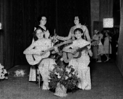 Mujeres cantando durante un evento social