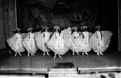 Bailarinas durante un espectáculo en un teatro
