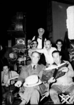 Staf de producción durante una filmación cinematográfica, retrato de grupo