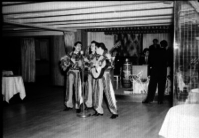 Trío de música vernácula actuando en un centro nocturno