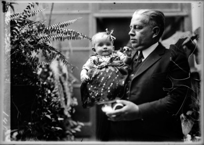 Manuel Aguilar carga a niña en un jardín