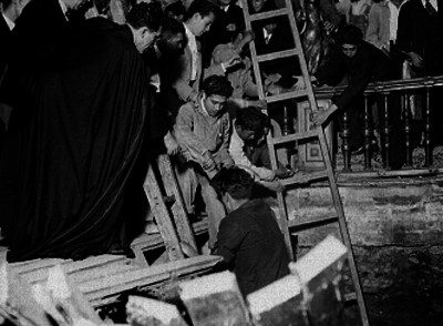 Luis María Martínez y hombres durante labores de rescate después de derrumbe en catedral