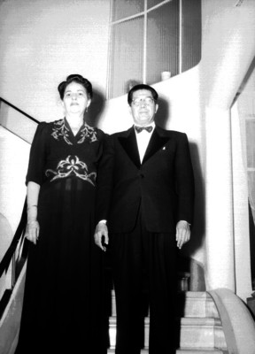Armendáriz del Castillo, en un salón en compañía de su esposa