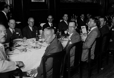 Empresarios disfrutando de un banquete en un restaurante