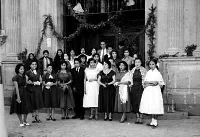 Hombres y mujeres de clase media fuera de una iglesia, retrato de grupo