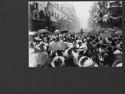 El pueblo invade la calle de Plateros antes de iniciarse la marcha de las tropas en las fiestas patrias