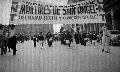 Sindicato industrial "Mártires de San Ángel" del ramo textil y conexos del D.F. participando en el desfile del 1° de mayo