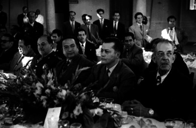 Miguel Alemán Valdés, conversando con un hombre en un banquete con fotográfos en el Casino Militar