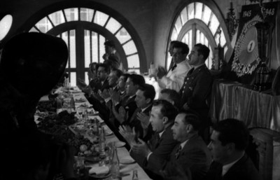 Miguel Alemán Valdés durante un banquete con fotografos de prensa