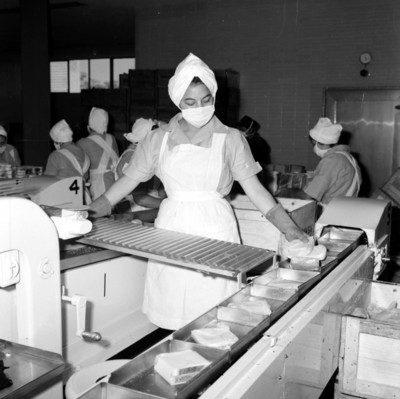 Obreras durante la eleboración de los desayunos escolares en las instalaciones del I.M.P.I., en la ciudad de México