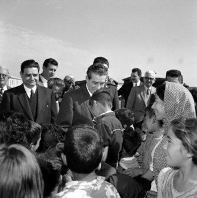 Adolfo López Mateos y su comitiva recibidos por la población del D.F.