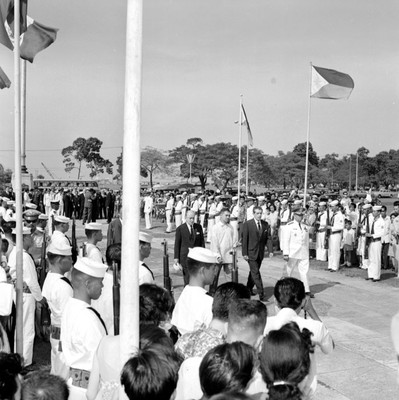 Adolfo López Mateos llegando a la ceremonia en homenaje al escuadrón 201 en Filipinas