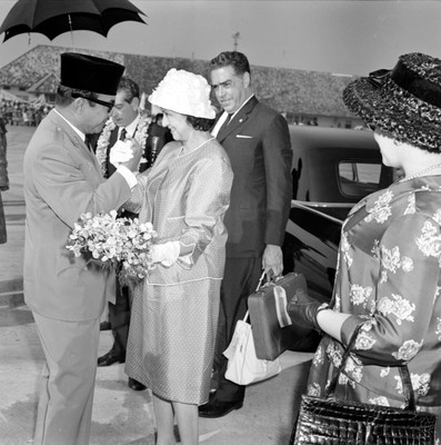 Eva Sámano despidiendose del presidente Sukarno en la cd. de Jakarta