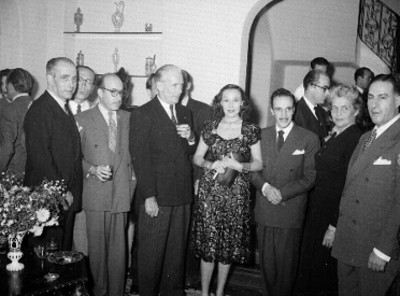 Gabriel Figueroa con artistas y productores de cine durante un homenaje en su honor en la embajada de Francia