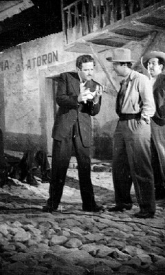 Director de cine da indicaciones a actores durante la filmación de Solterona en un plató