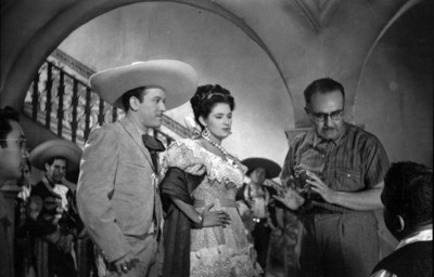 Pedro Infante y Sofia Alvarez dirigidos por un director para una filmación de escena