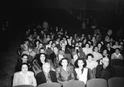 Público en un cine, durante la premier de la película Misión Blanca