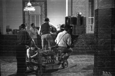 Director de cine, técnicos y equipo cinematográfico, durante una filmación en los estudios Azteca
